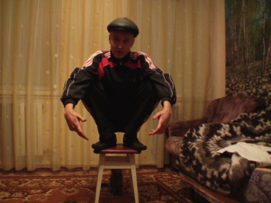 Russians donâ€™t need chairs, they just squat - Picture 6