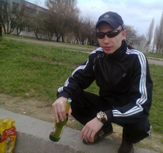 Russians donâ€™t need chairs, they just squat - Picture 7