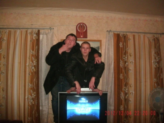 Russians donâ€™t need chairs, they just squat - Picture 8