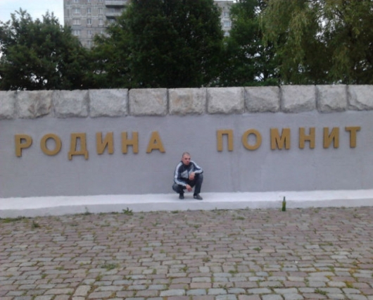 Russians donâ€™t need chairs, they just squat - Picture 9