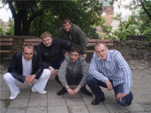 Russians donâ€™t need chairs, they just squat - Picture 15