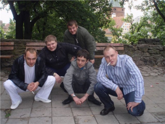 Russians don’t need chairs, they just squat - Picture 15