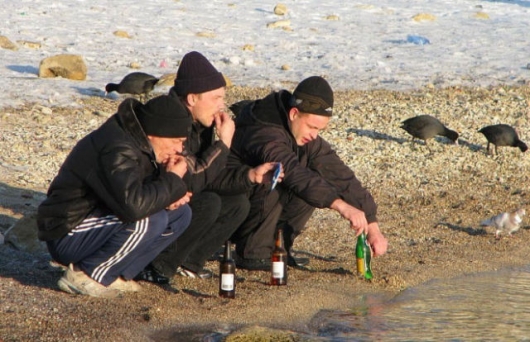 Russians donâ€™t need chairs, they just squat - Picture 17