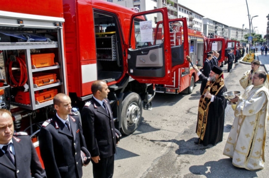 Romanian priests blessing all kinds of things - Picture 13